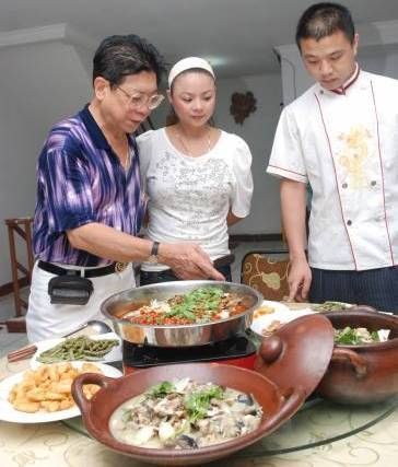 湖南人在印尼开土菜餐馆 庆祝三周年优惠饕客