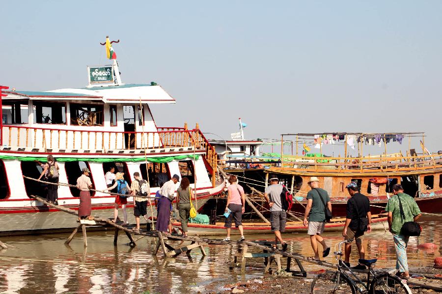 （国际）（1）缅甸江边生活的人们