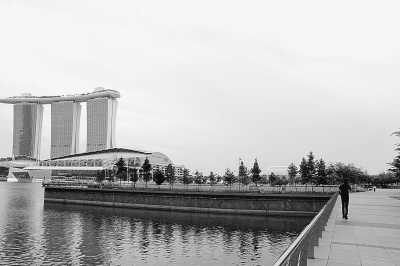 在新加坡市区，河流清洁，马路整洁。