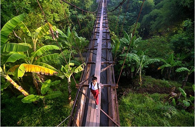 印尼孩童每天过"独木桥"上下学【组图】