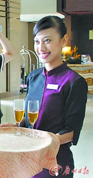 面带微笑的印尼酒店服务员。