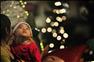 12月23日，一名儿童在新加坡乌节路的购物区观看圣诞灯饰。新华社发（邓智炜摄）