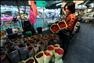 1月20日，在泰国曼谷的派克隆花市，一名鲜花商贩准备出售鲜花。