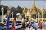 2月1日，在柬埔寨首都金边，太皇西哈努克的灵柩被移出王宫。
