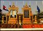 2月1日，在柬埔寨首都金边，僧侣在柬埔寨太皇西哈努克像前诵经。
