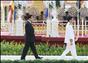 2月4日，全国政协主席贾庆林在金边出席柬埔寨太皇西哈努克葬礼。这是贾庆林缓步走向安放着西哈努克太皇遗体的火化塔献花。新华社记者姚大伟摄