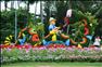 2月4日，在新加坡圣淘沙岛，游客在即将举行圣淘沙春节花会的现场拍照。
