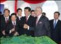 2月5日，中国全国政协主席贾庆林在马来西亚关丹与马来西亚总理纳吉布共同出席马中关丹产业园启动仪式。这是贾庆林在马来西亚总理纳吉布陪同下参观产业园规划展。 新华社记者姚大伟摄
