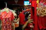 2月11日，在位于曼谷的唐人街，两名妇女在挑选旗袍。