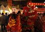 2月11日，在位于曼谷的唐人街，一名当地居民装扮成“财神爷”表演。