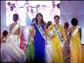 2月24日，身着晚装的选手在仰光参加2013缅甸国际小姐比赛。 新华社发(吴昂摄)