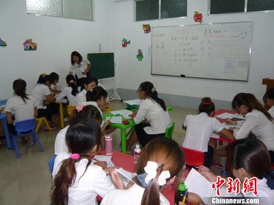 缅甸曼德勒新世纪学校为本土华文教师培训拼音