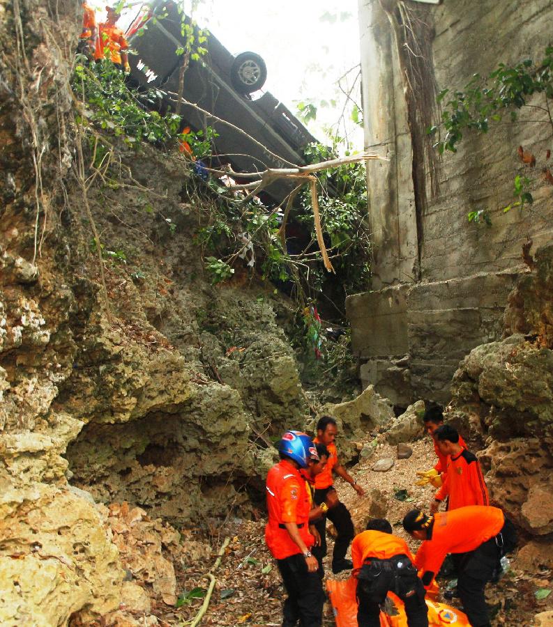 （国际）（2）印尼巴厘岛旅游车事故3名中国游客遇难