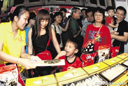 新加坡唐人街年货市场生意火摊贩卖“新鲜货”
