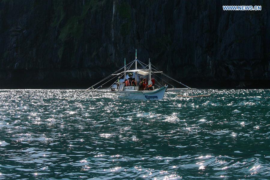 A ferry carrying tourists sails in Palawan Province, the Philippines, Feb. 18, 2016.a