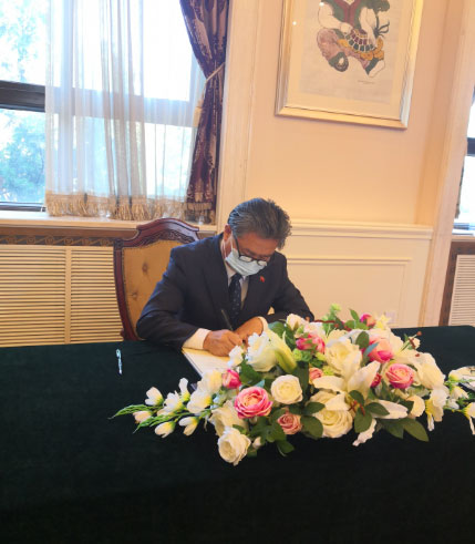 陈德海秘书长赴越南驻华大使馆参加吊唁活动