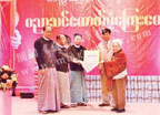 缅甸华裔教授资助百余名缅甸优秀贫困生上大学