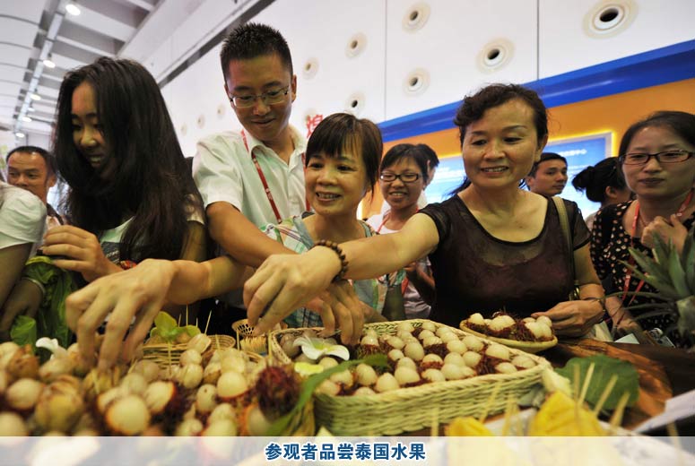 参观者品尝泰国水果