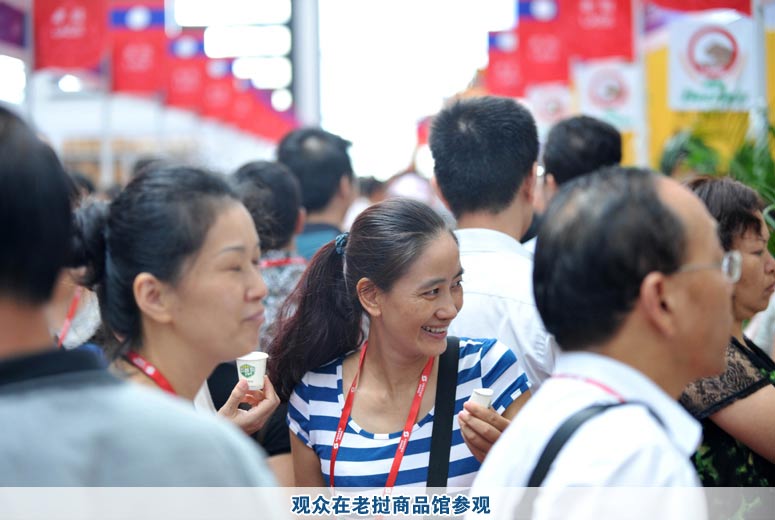 观众在老挝商品馆参观
